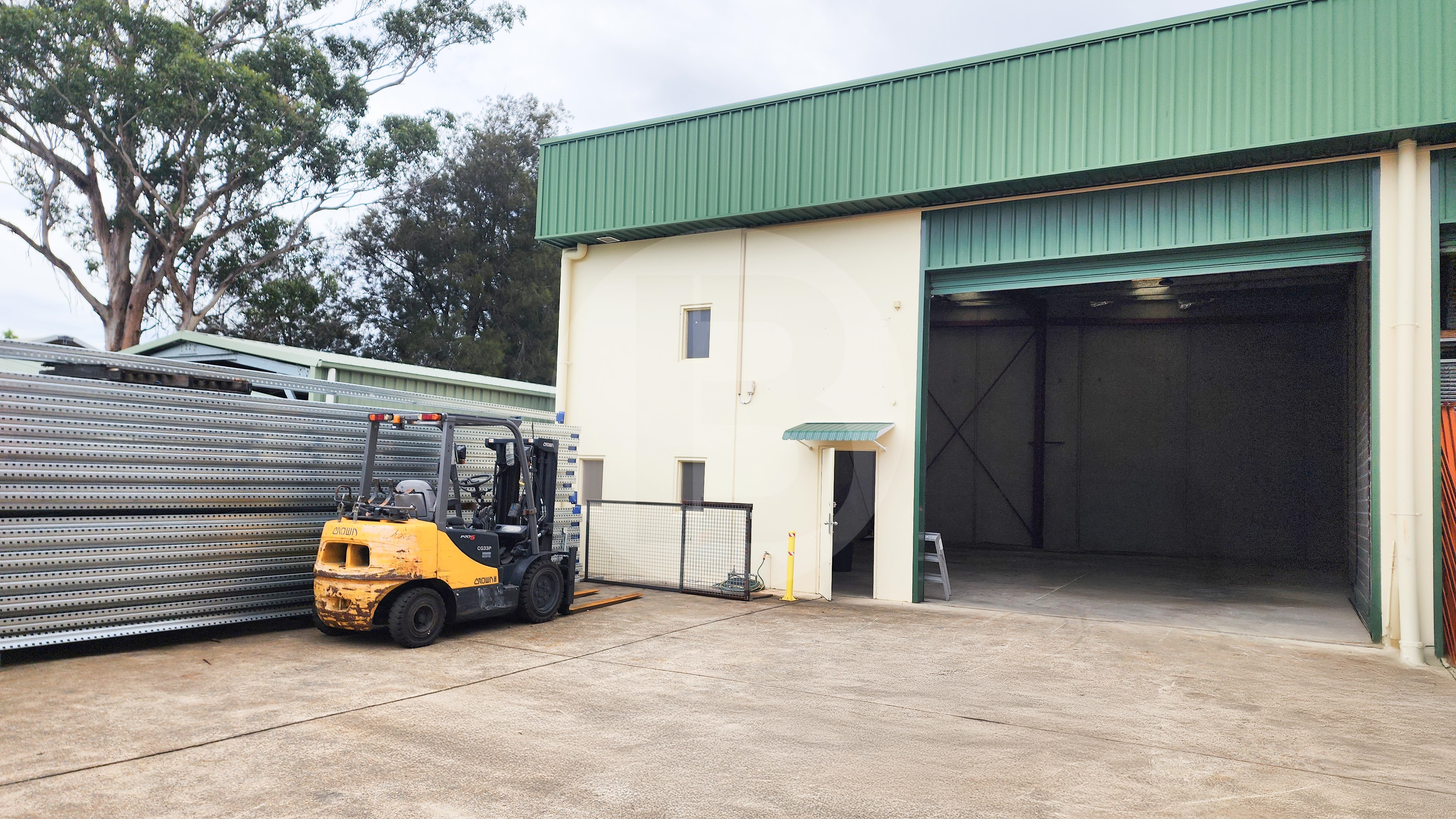 MODERN HIGH CLEARANCE WAREHOUSE FOR LEASE MODERN HIGH CLEARANCE WAREHOUSE FOR LEASE