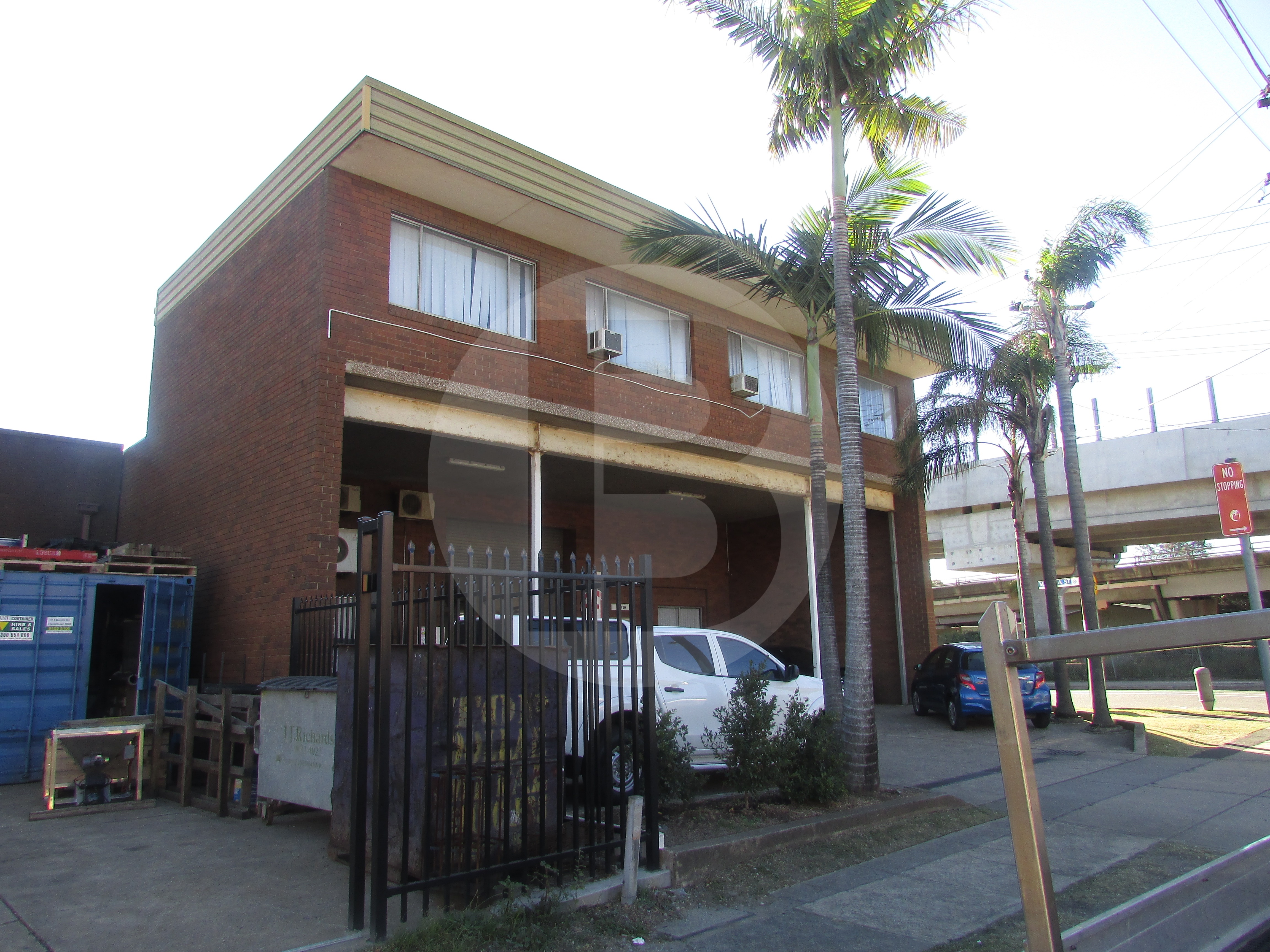 FREESTANDING WAREHOUSE ON A PROMINENT CORNER