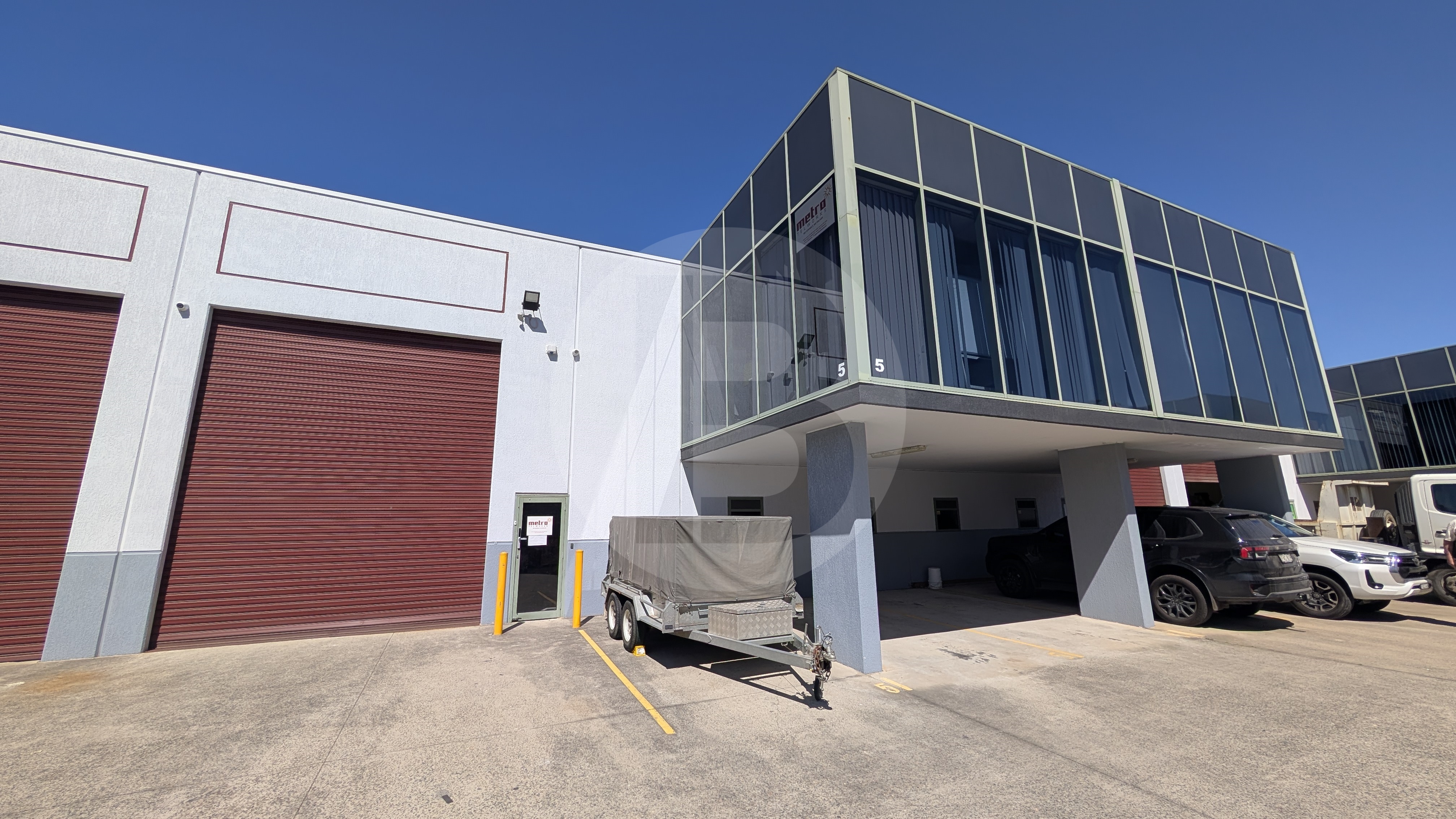 MODERN OFFICE | HIGH CLEARANCE WAREHOUSE