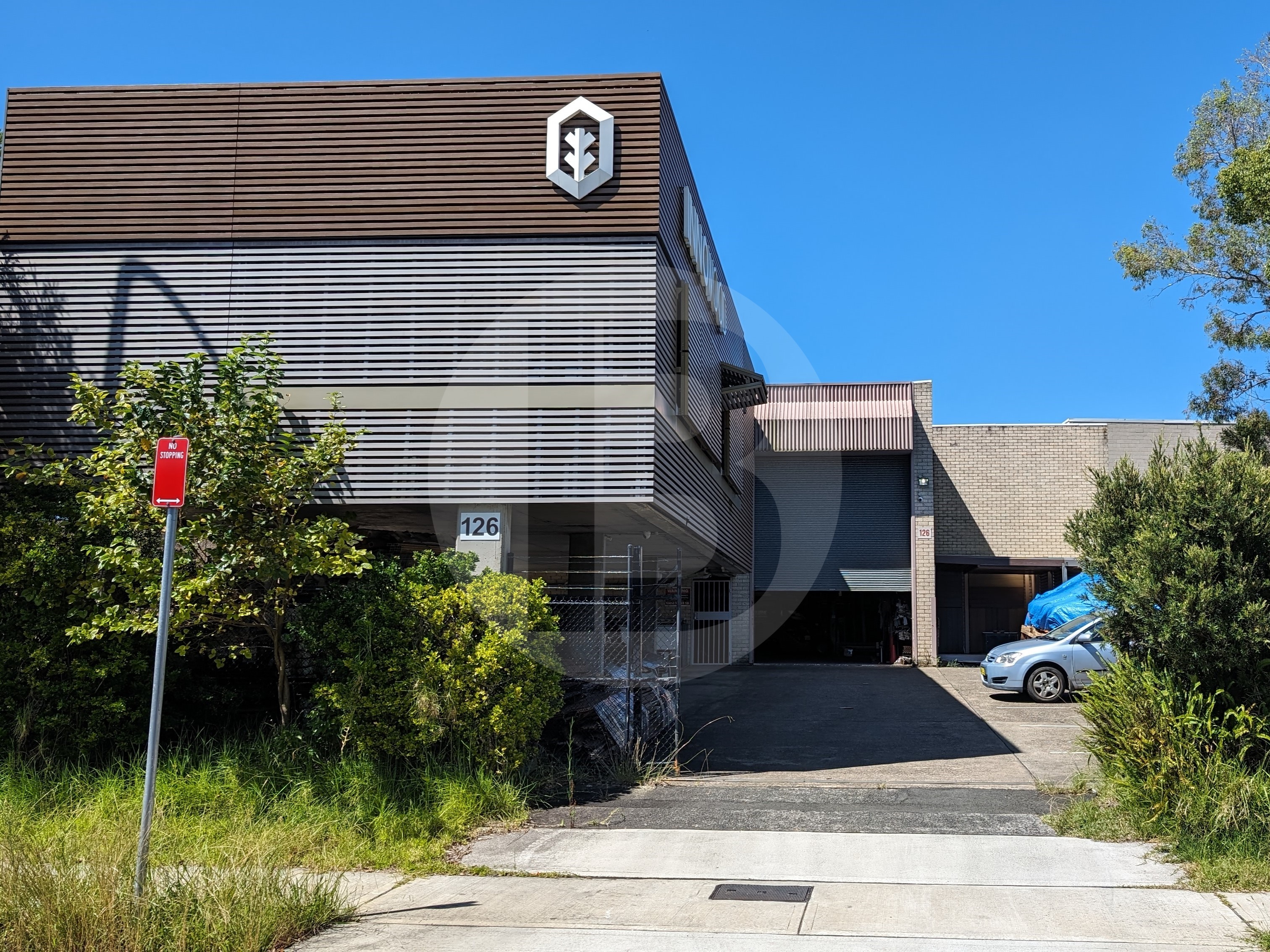 FREESTANDING WAREHOUSE WITH EXPOSURE FREESTANDING WAREHOUSE WITH EXPOSURE