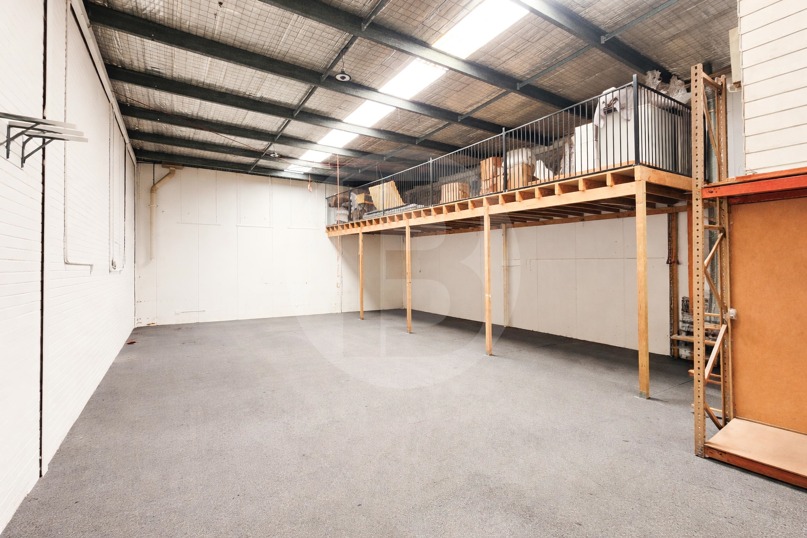 FUNCTIONAL HIGH CLEARANCE WAREHOUSE FOR LEASE FUNCTIONAL HIGH CLEARANCE WAREHOUSE FOR LEASE