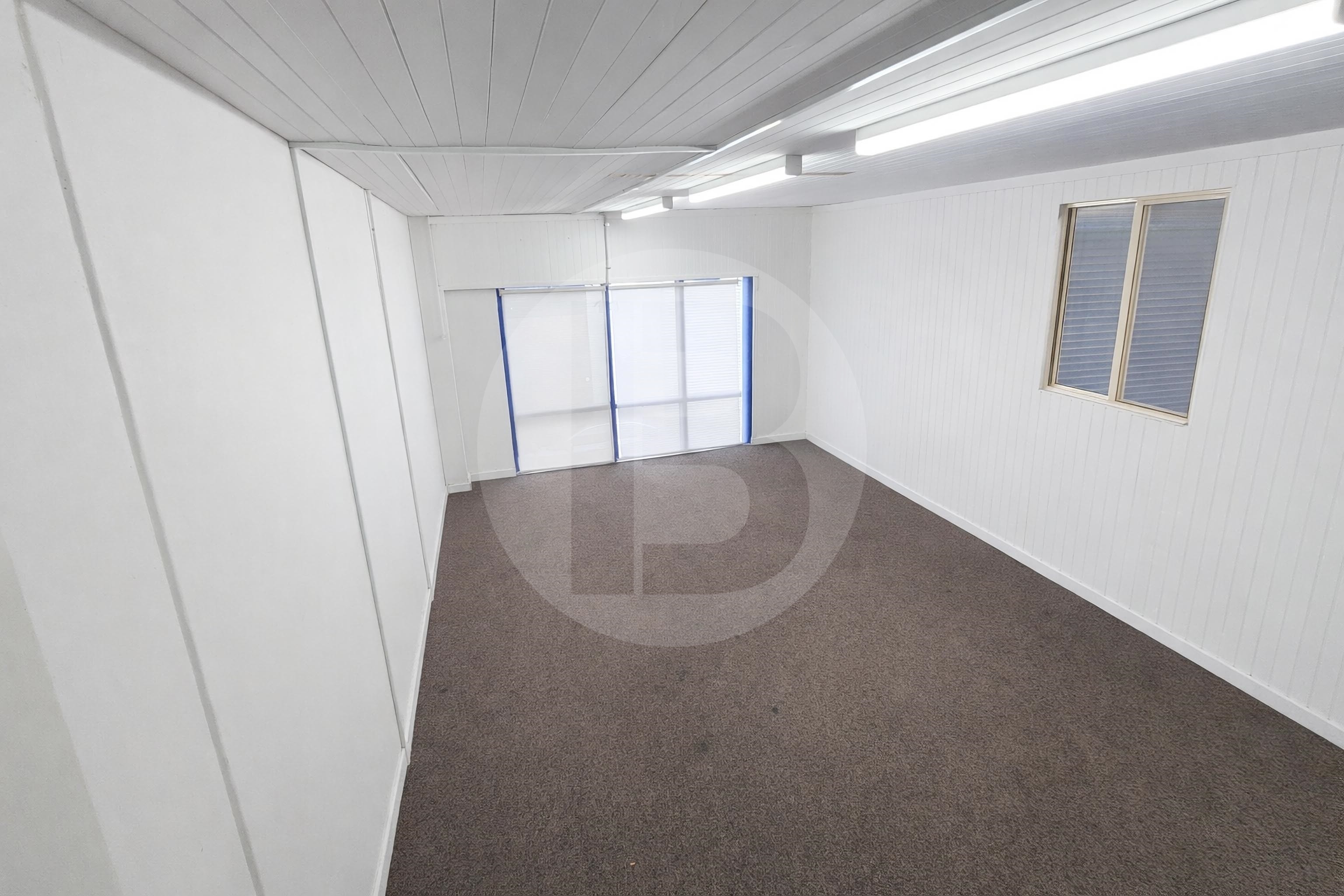 FUNCTIONAL HIGH CLEARANCE WAREHOUSE FOR LEASE FUNCTIONAL HIGH CLEARANCE WAREHOUSE FOR LEASE