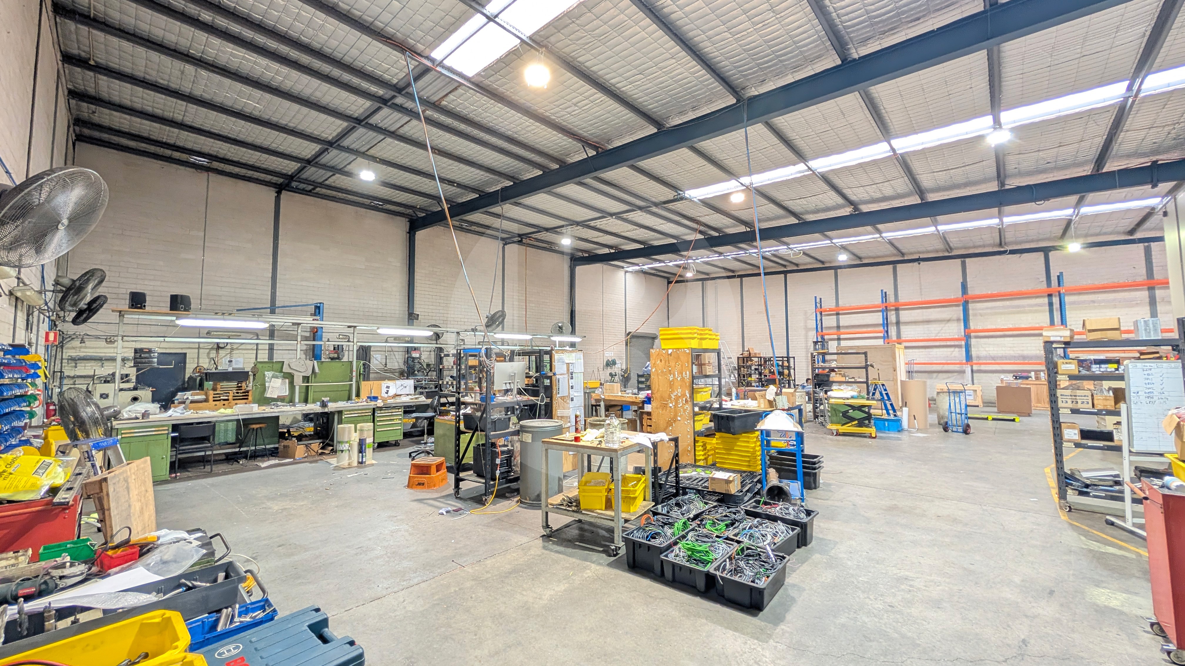 HIGH CLEARANCE INDUSTRIAL WAREHOUSE HIGH CLEARANCE INDUSTRIAL WAREHOUSE