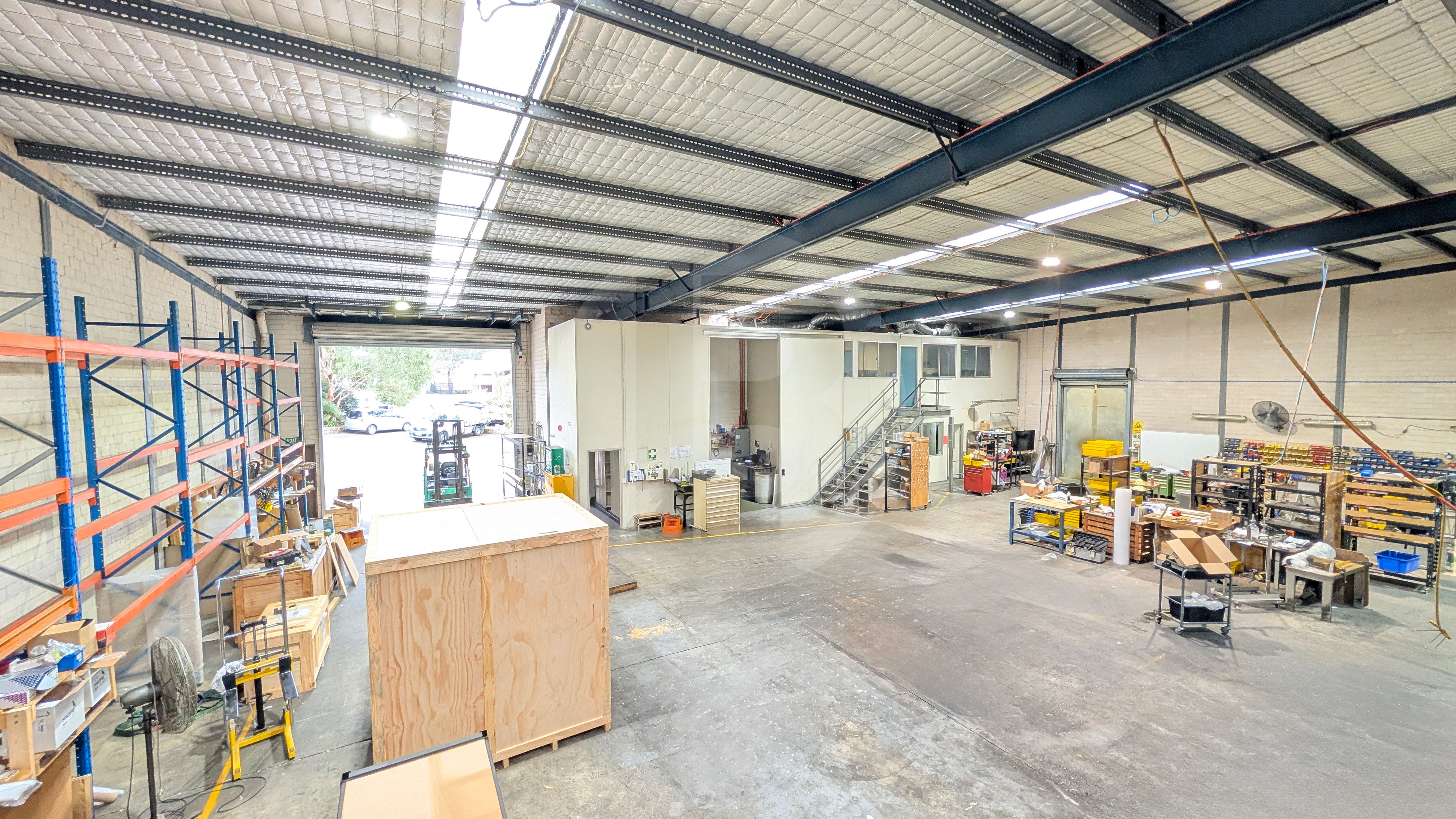 HIGH CLEARANCE INDUSTRIAL WAREHOUSE HIGH CLEARANCE INDUSTRIAL WAREHOUSE
