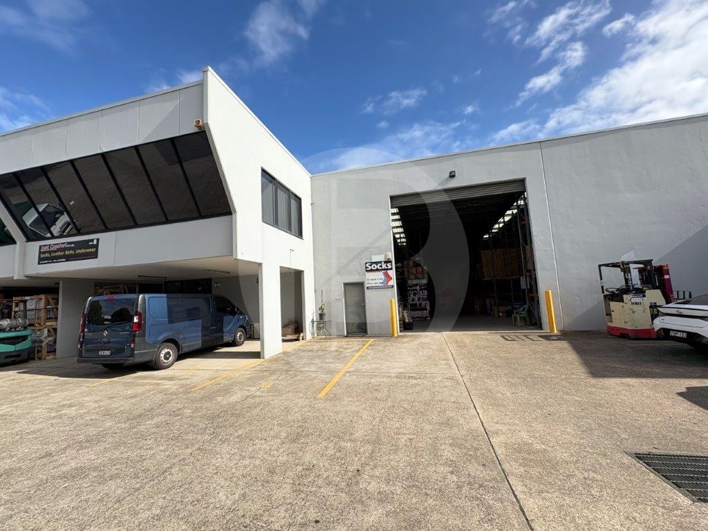 MODERN INDUSTRIAL UNIT WITH EXCELLENT TRUCK ACCESS