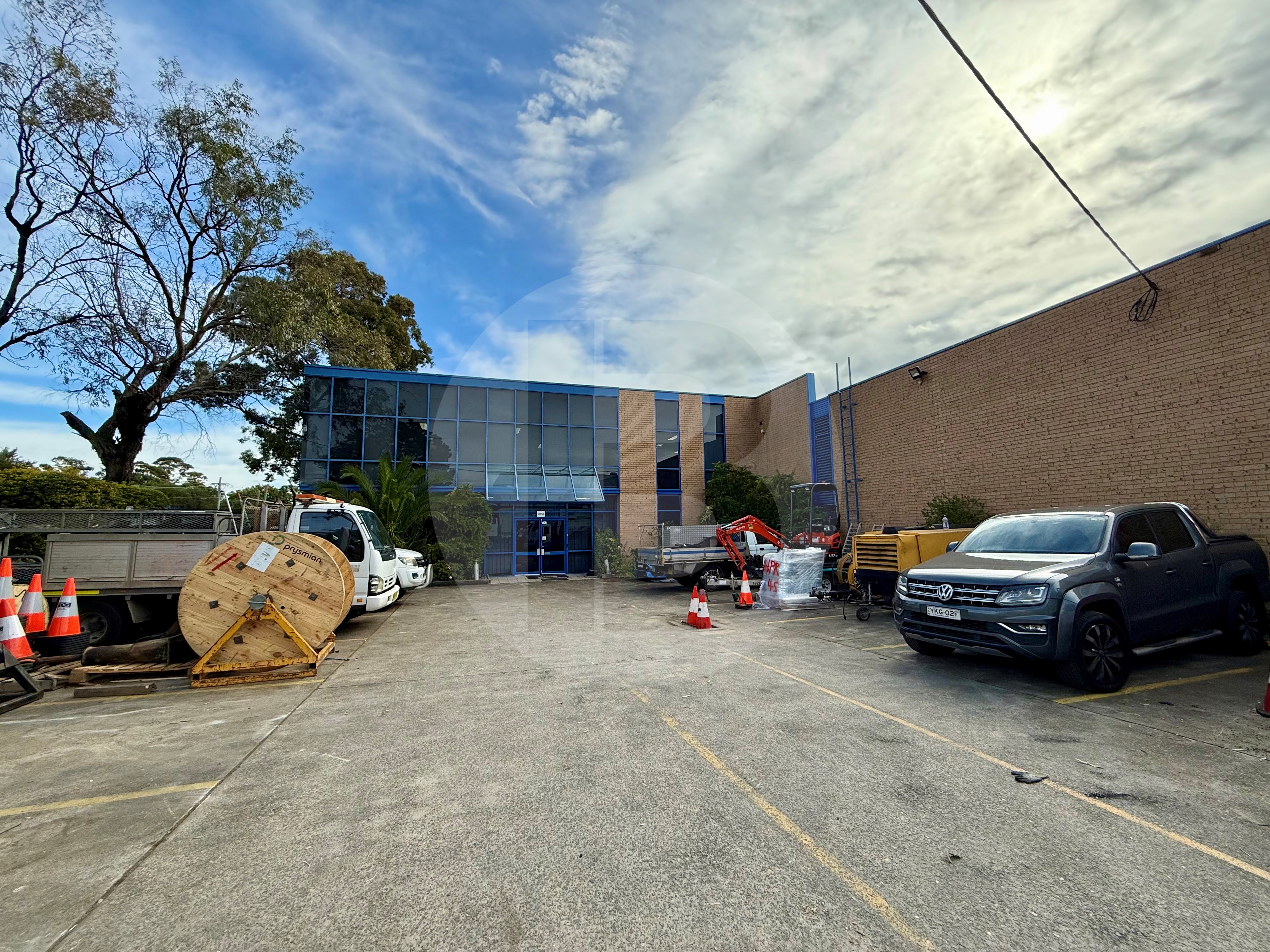 PROMINENT FREESTANDING BUILDING