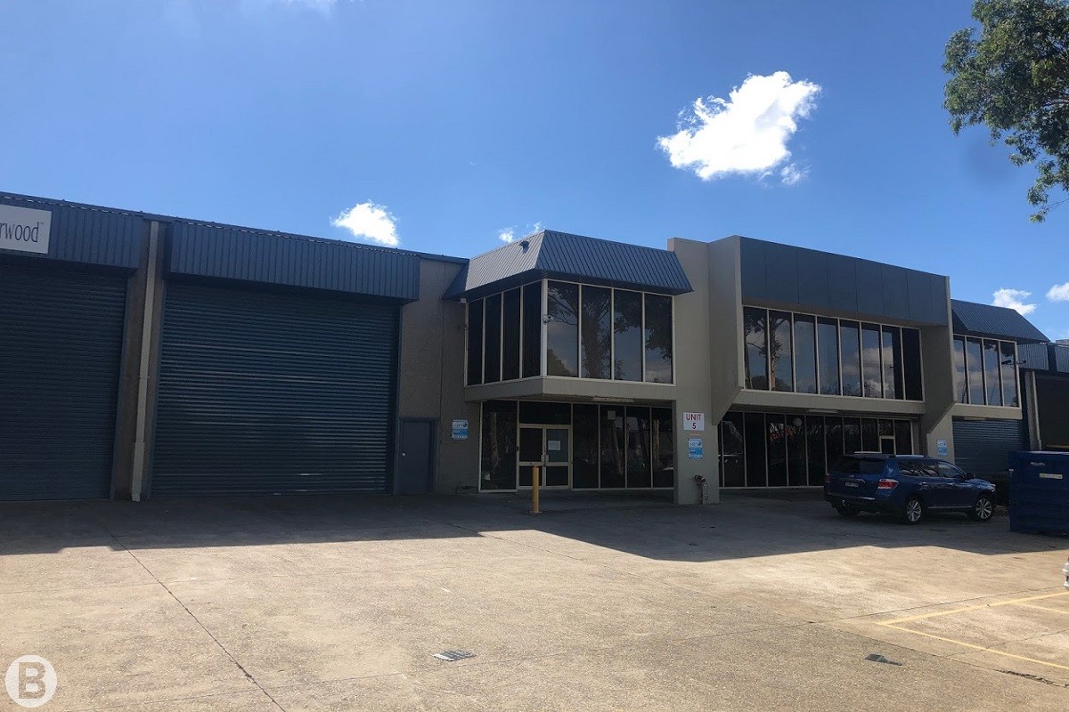 FOR LEASE | WAREHOUSE WITH PALLET RACKING