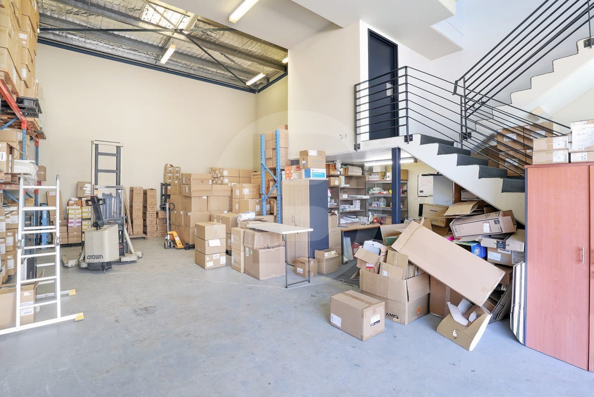 HIGH CLEARANCE WAREHOUSE WITH OFFICE HIGH CLEARANCE WAREHOUSE WITH OFFICE