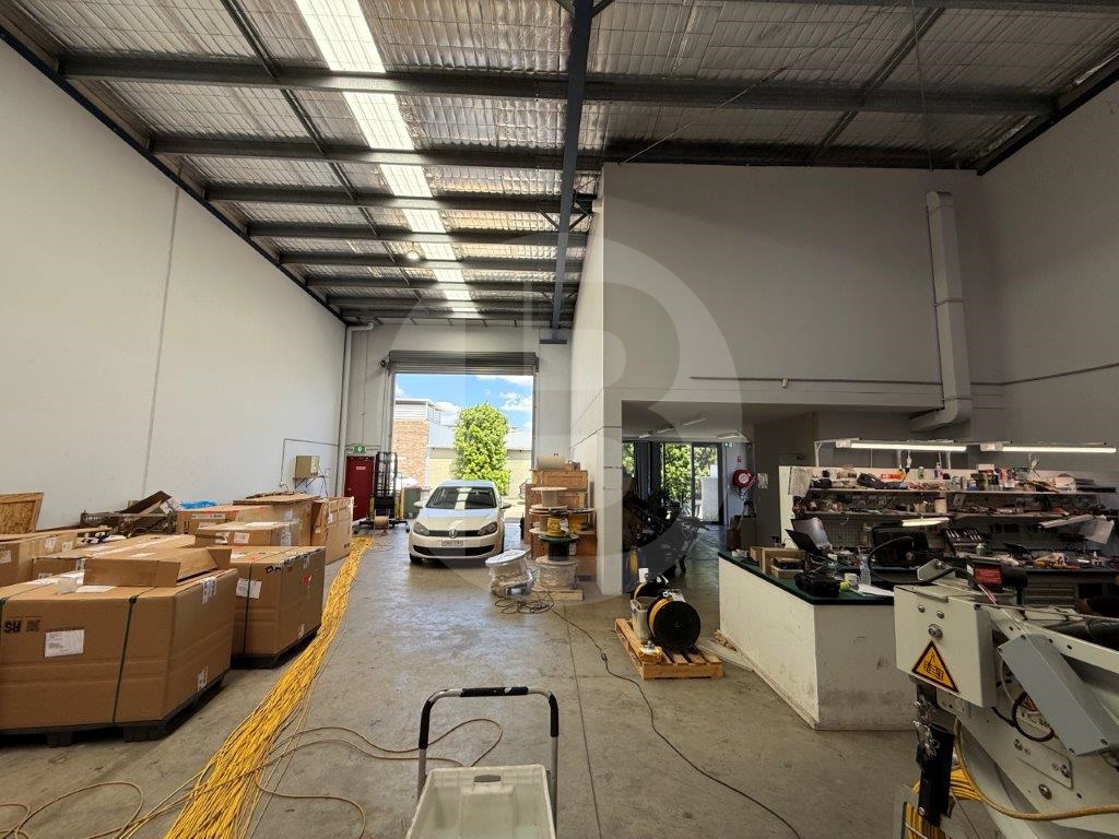 MODERN HIGH-CLEARANCE WAREHOUSE FOR LEASE MODERN HIGH-CLEARANCE WAREHOUSE FOR LEASE