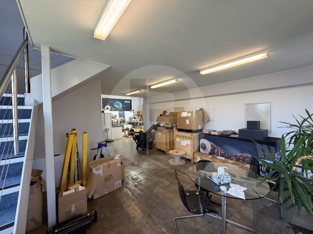 MODERN HIGH-CLEARANCE WAREHOUSE FOR LEASE MODERN HIGH-CLEARANCE WAREHOUSE FOR LEASE