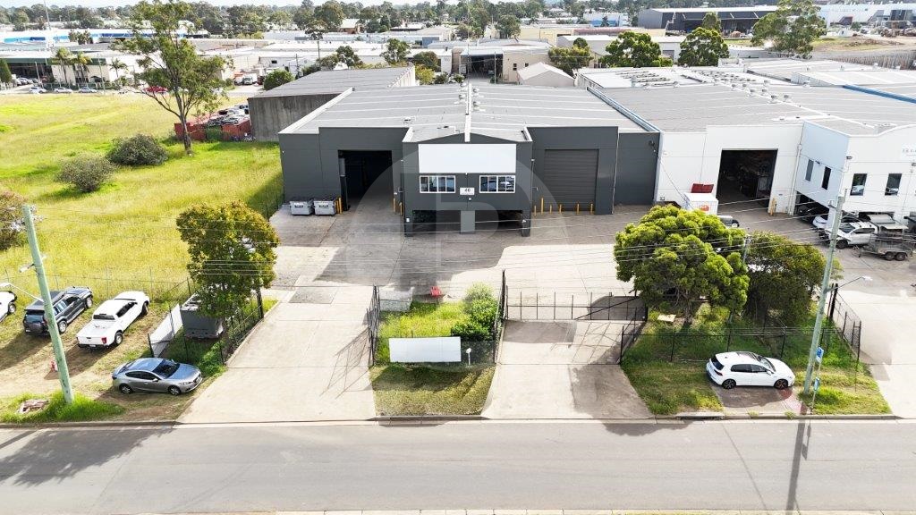 FREESTANDER WITH DUAL DRIVEWAYS & DOORS