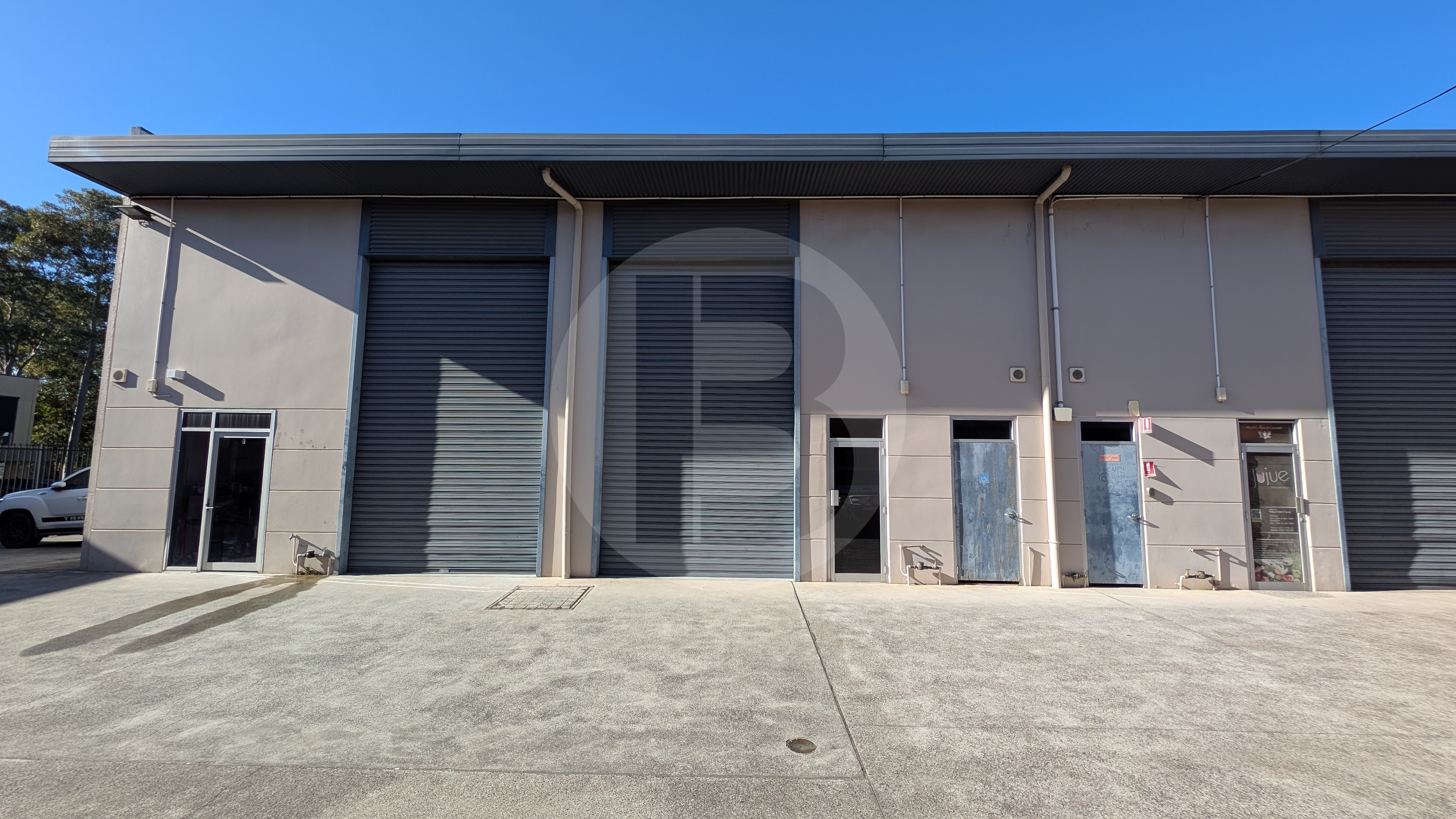 AFFORDABLE WAREHOUSE IN A SMALL COMPLEX