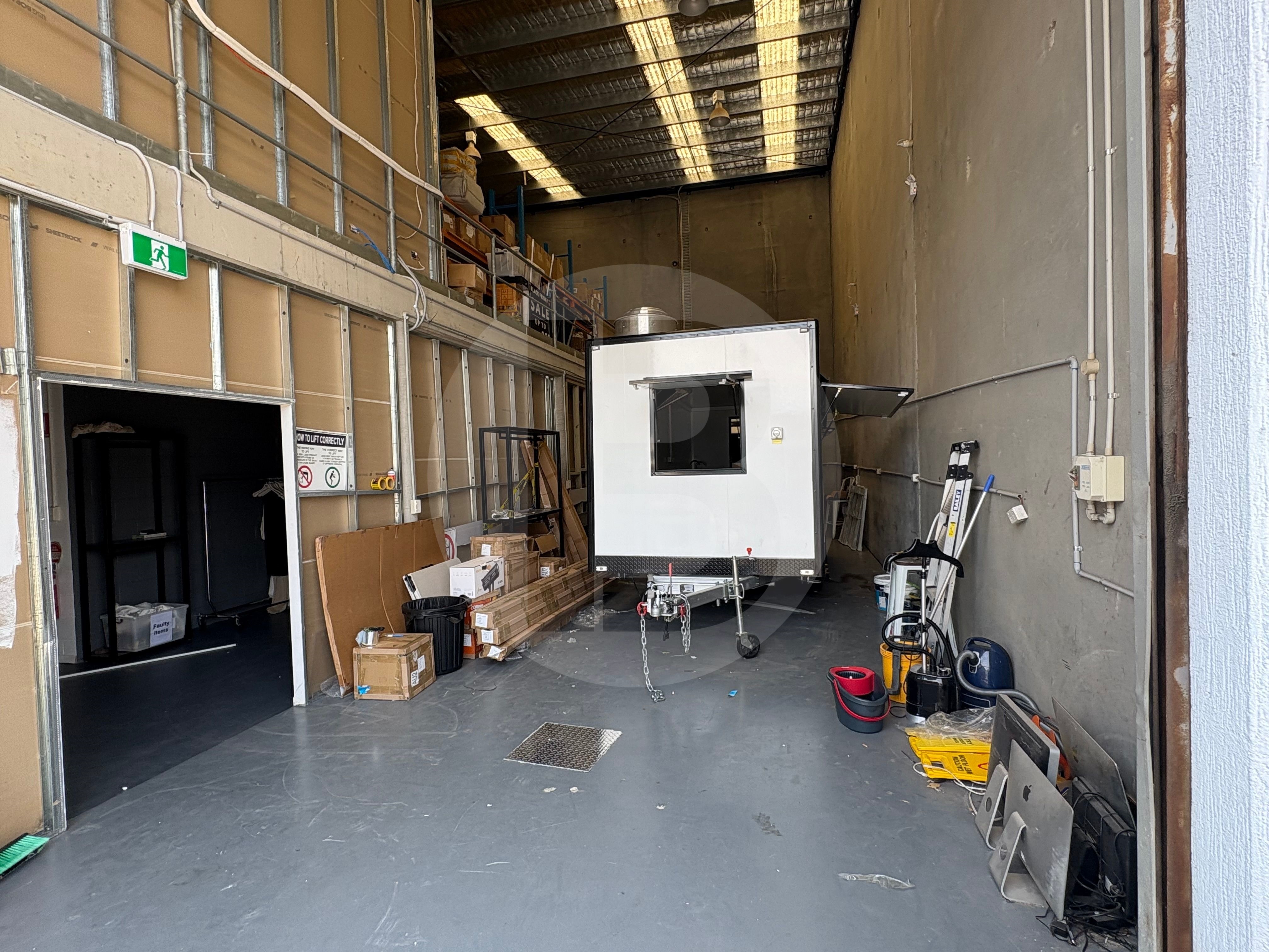 MODERN UNIT CLOSE TO MAJOR ARTERIAL ROADS MODERN UNIT CLOSE TO MAJOR ARTERIAL ROADS