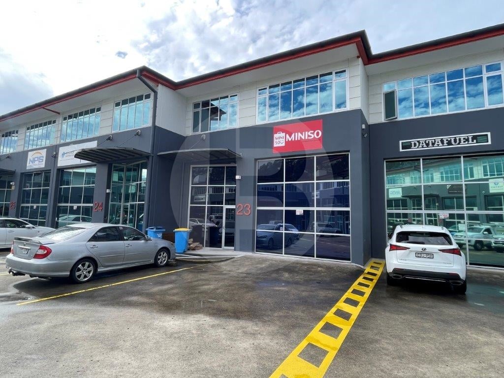 SUPERB CORPORATE-STYLE OFFICE AND STORAGE