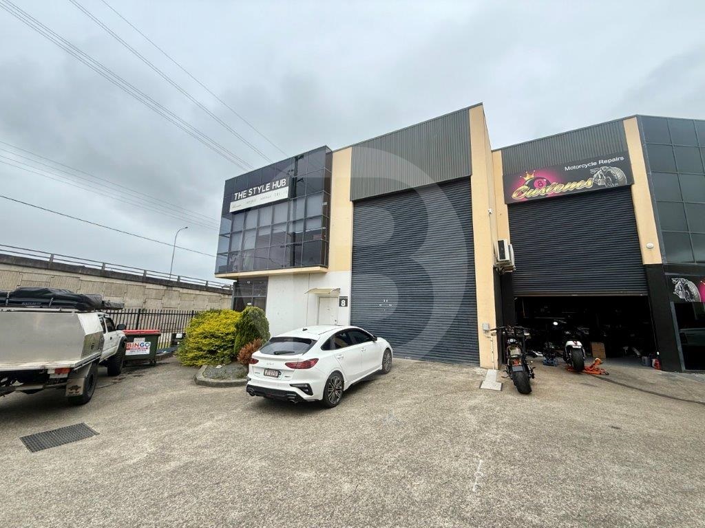 MODERN WAREHOUSE WITH HIGH QUALITY FITOUT
