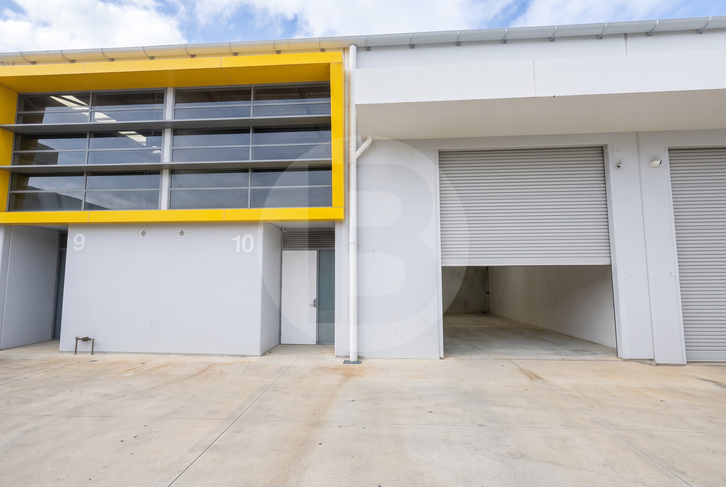MODERN HIGH CLEARANCE INDUSTRIAL UNIT