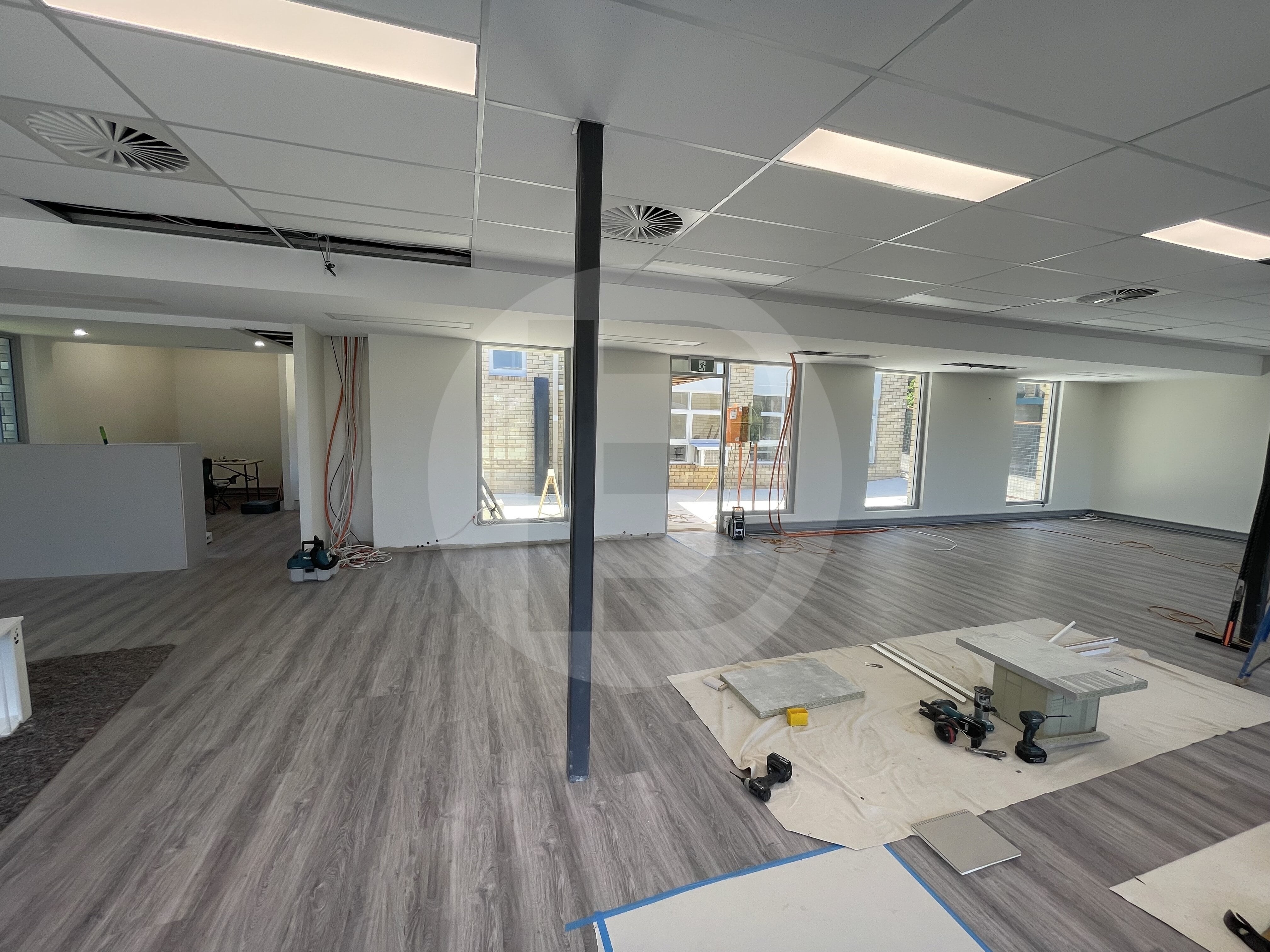 REFURBISHED OFFICE/SHOWROOM SPACE REFURBISHED OFFICE/SHOWROOM SPACE