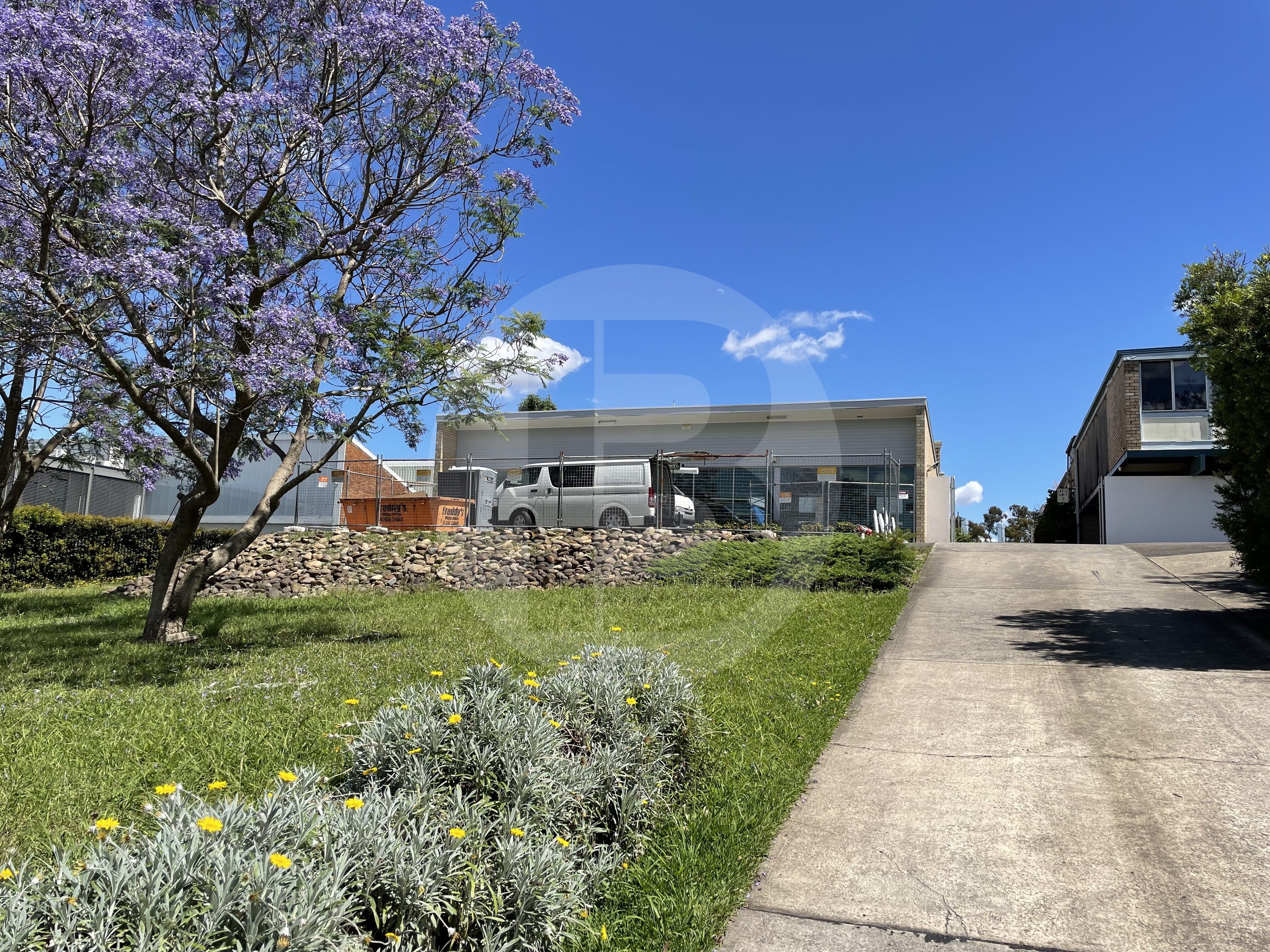 REFURBISHED OFFICE/SHOWROOM SPACE REFURBISHED OFFICE/SHOWROOM SPACE