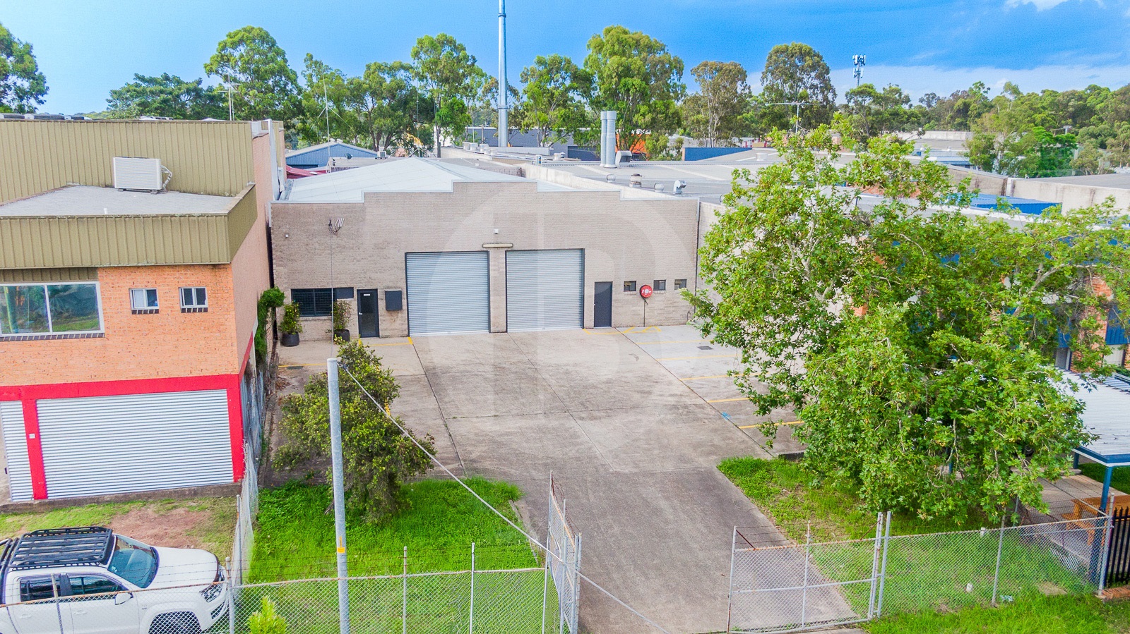 TIDY FREESTANDING FACTORY WITH SMALL REAR YARD