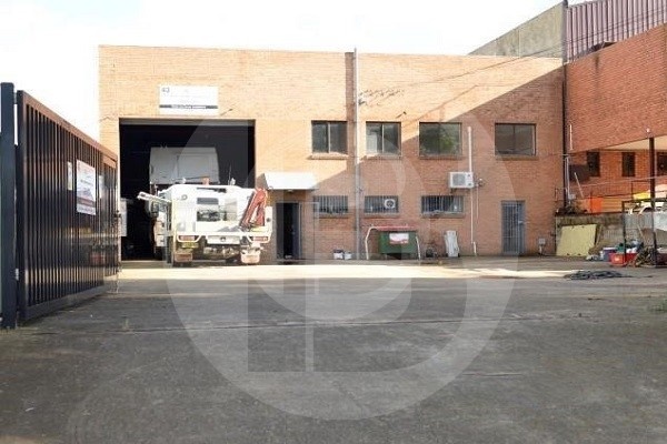 FREESTANDING FACTORY AMPLE YARD & PARKING