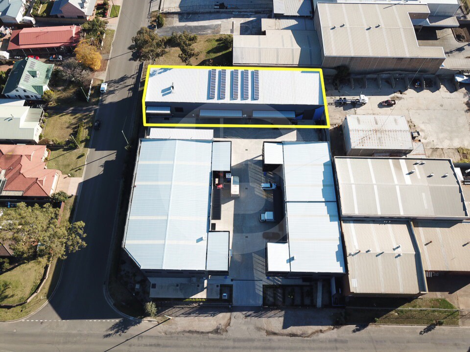 A GRADE INDUSTRIAL UNIT WITH FIVE ACCESS POINTS