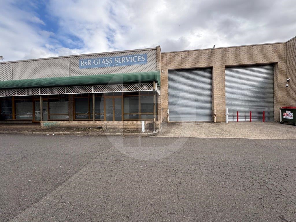 HIGH CLEARANCE WAREHOUSE WITH GREAT EXPOSURE