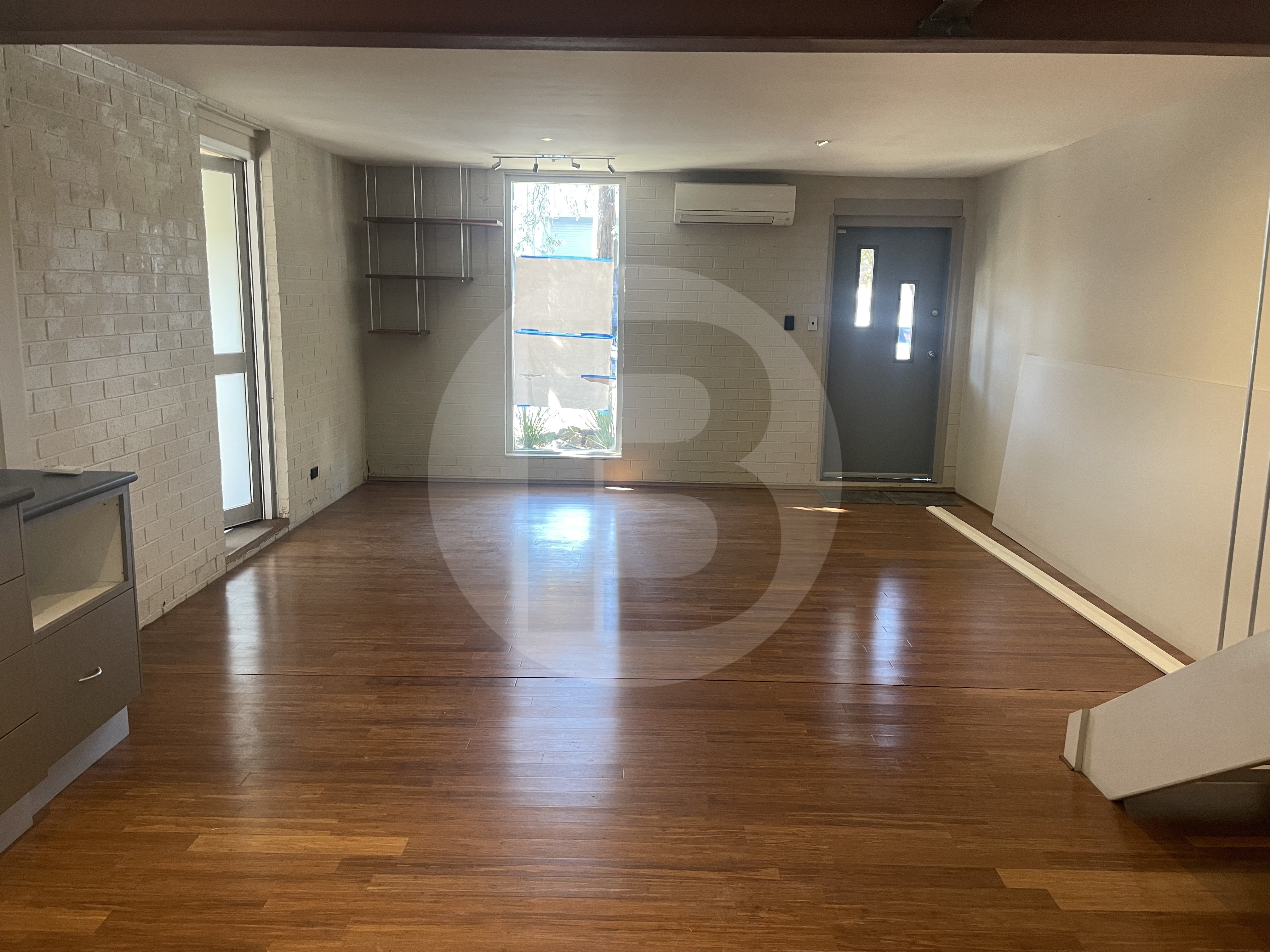 FOR LEASE 110m OFFICE SPACE/SHOWROOM