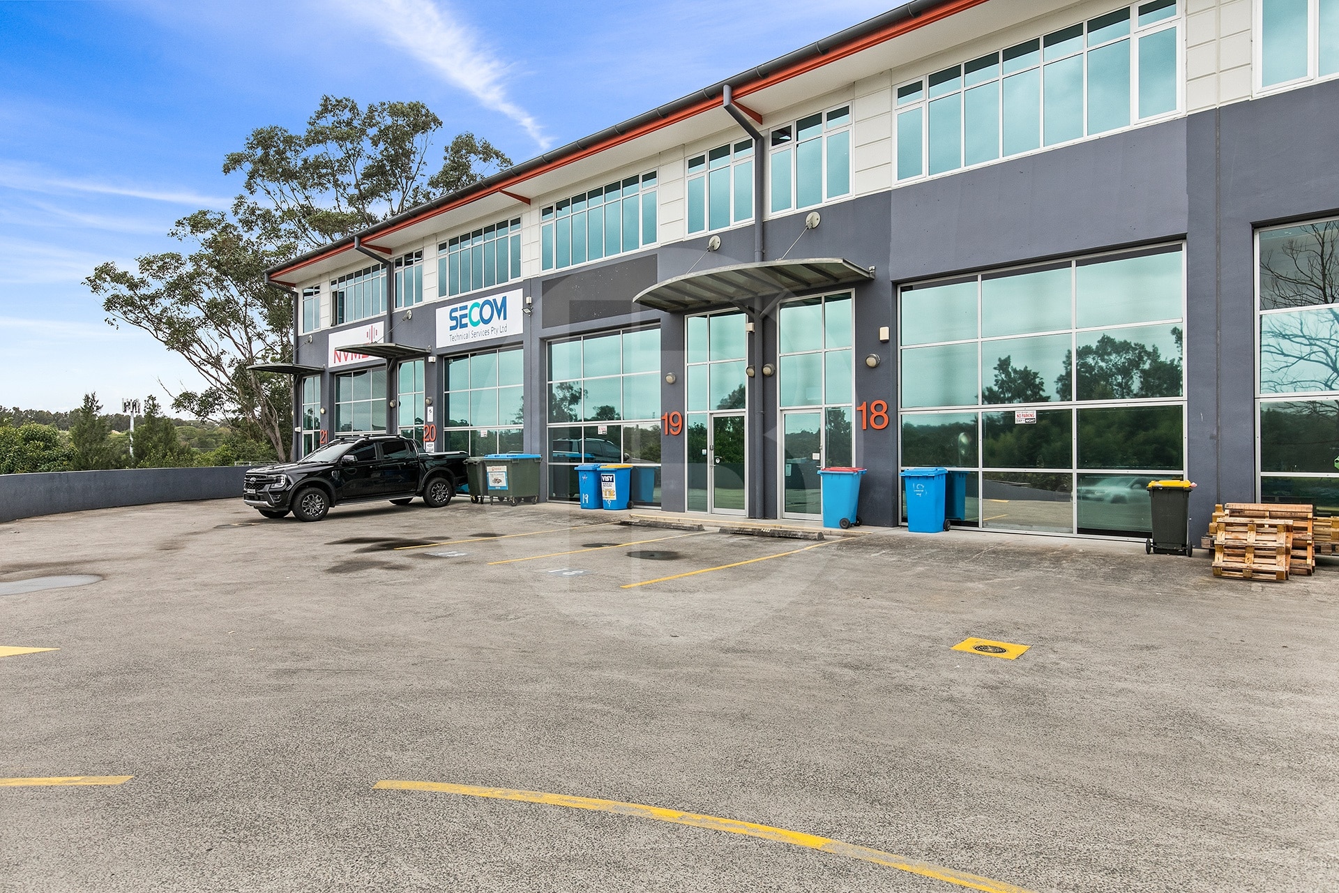 MODERN FIRST FLOOR OFFICE IN COMMERCIAL PARK