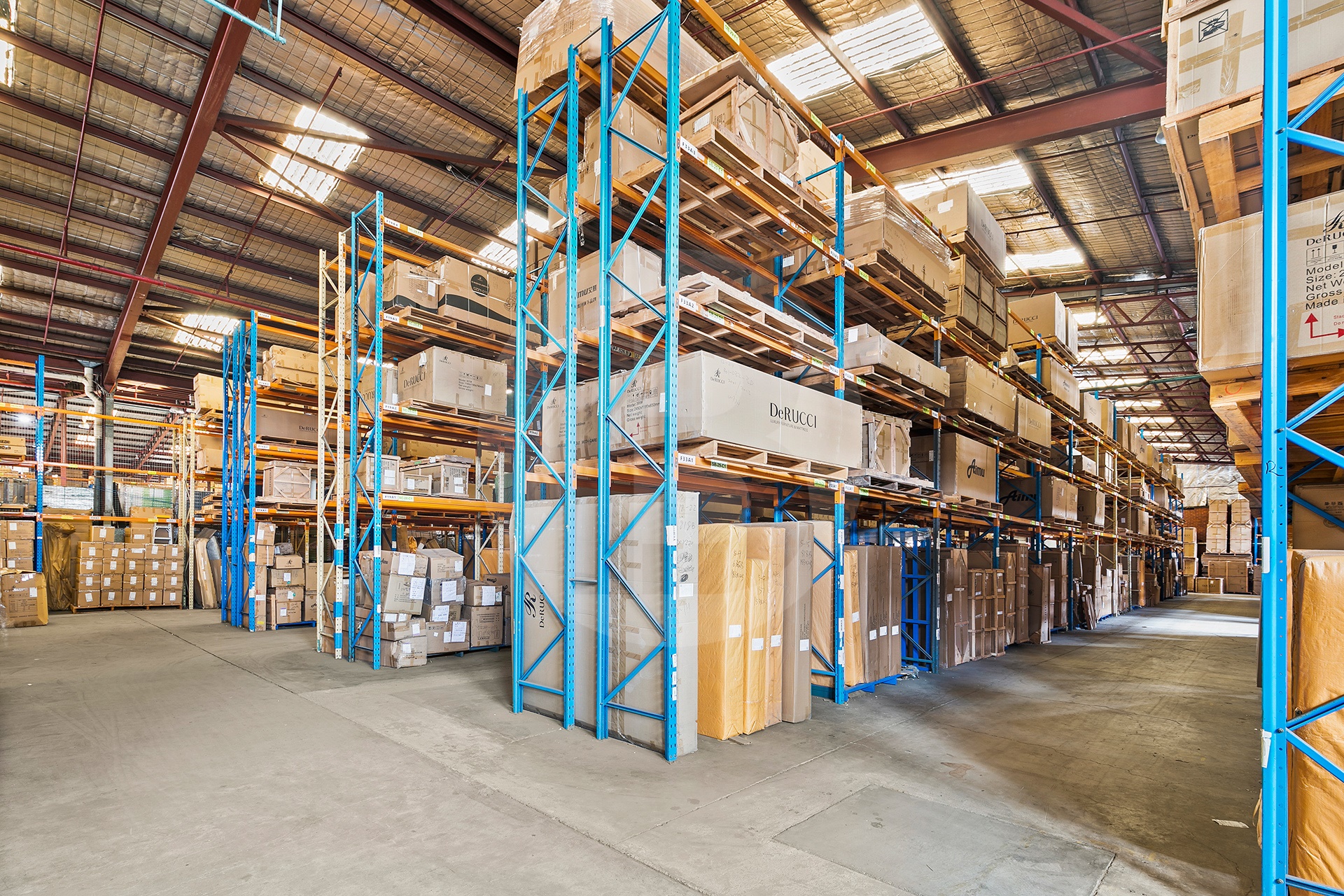 1783m CENTRALLY LOCATED WAREHOUSE WITH RACKING