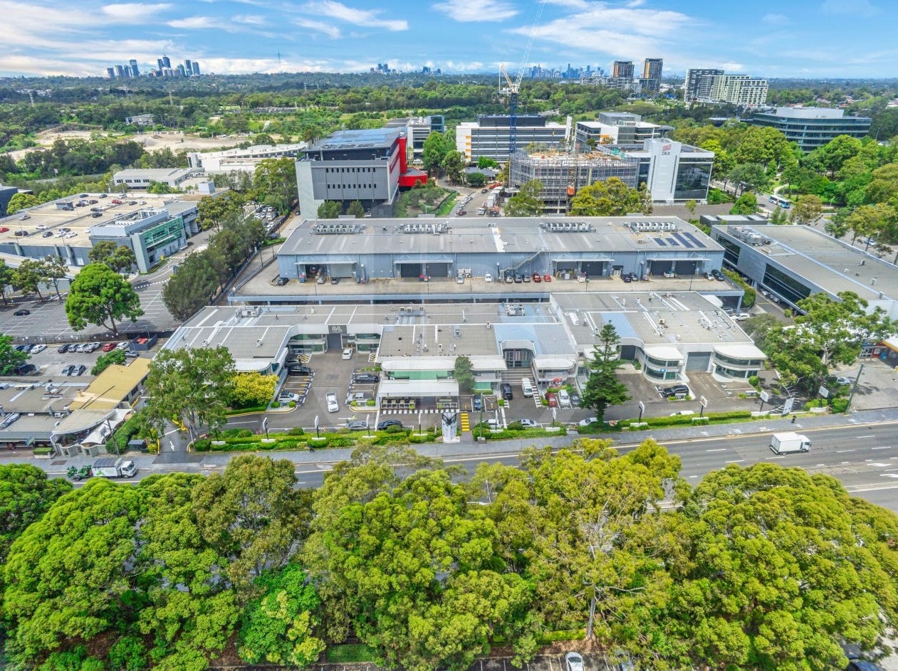 BOUTIQUE FITTED SUITS IN UNPARALLELED LOCATION BOUTIQUE FITTED SUITS IN UNPARALLELED LOCATION