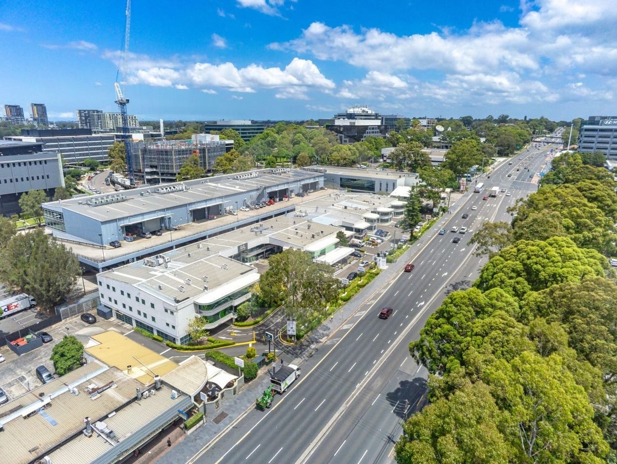 BOUTIQUE FITTED SUITS IN UNPARALLELED LOCATION BOUTIQUE FITTED SUITS IN UNPARALLELED LOCATION