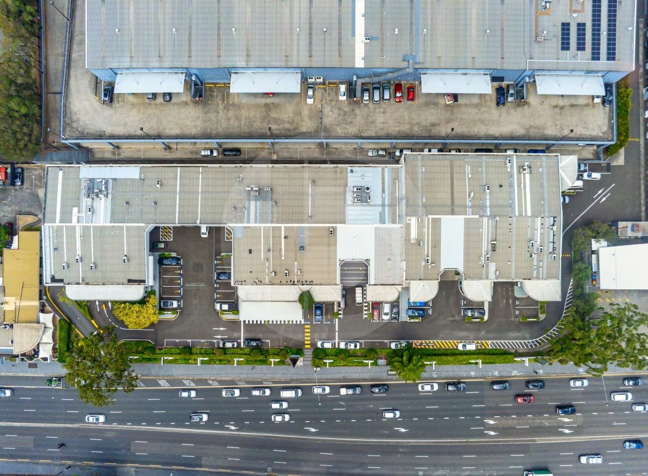 BOUTIQUE FITTED SUITS IN UNPARALLELED LOCATION BOUTIQUE FITTED SUITS IN UNPARALLELED LOCATION