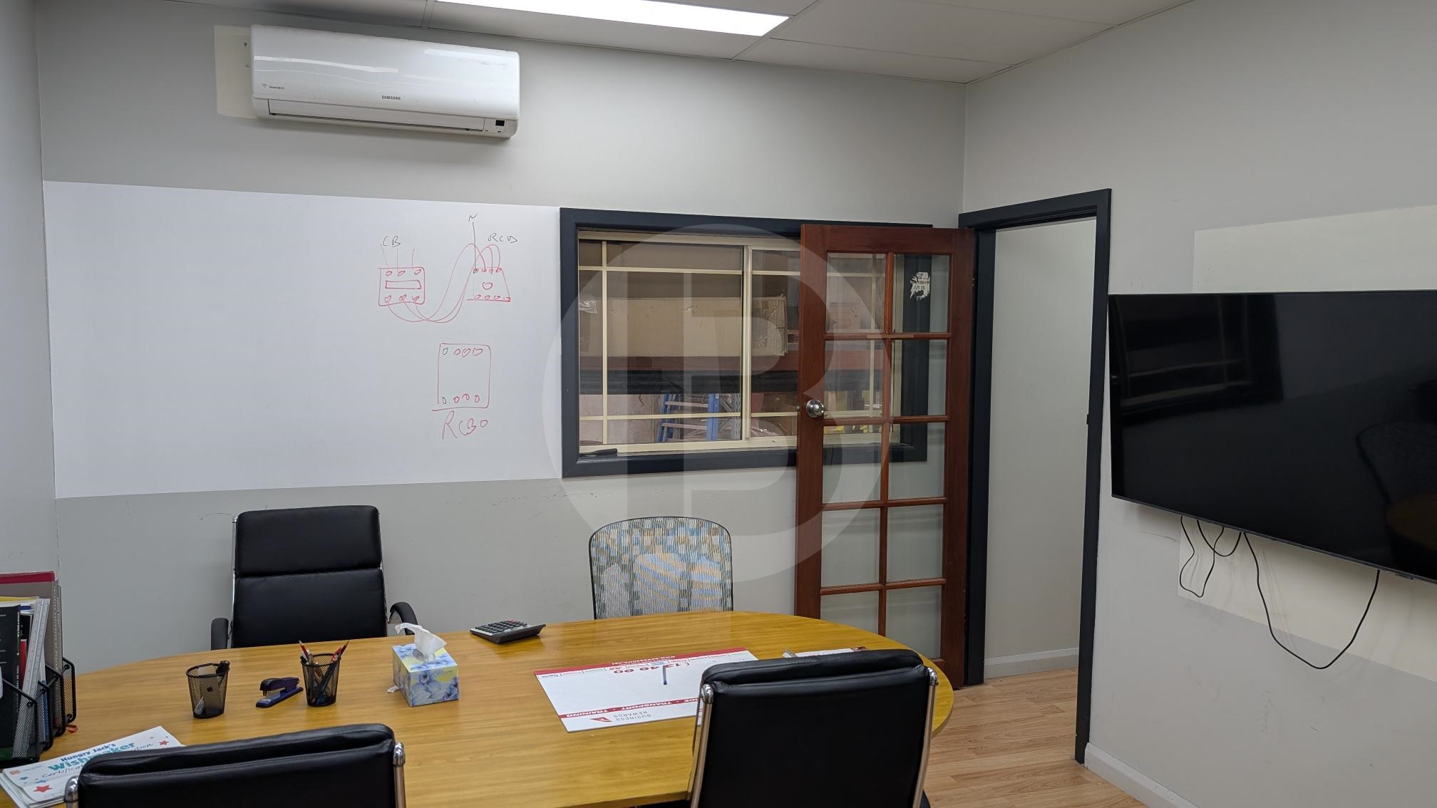 INDUSTRIAL WAREHOUSE FOR LEASE IN SEVEN HILLS INDUSTRIAL WAREHOUSE FOR LEASE IN SEVEN HILLS