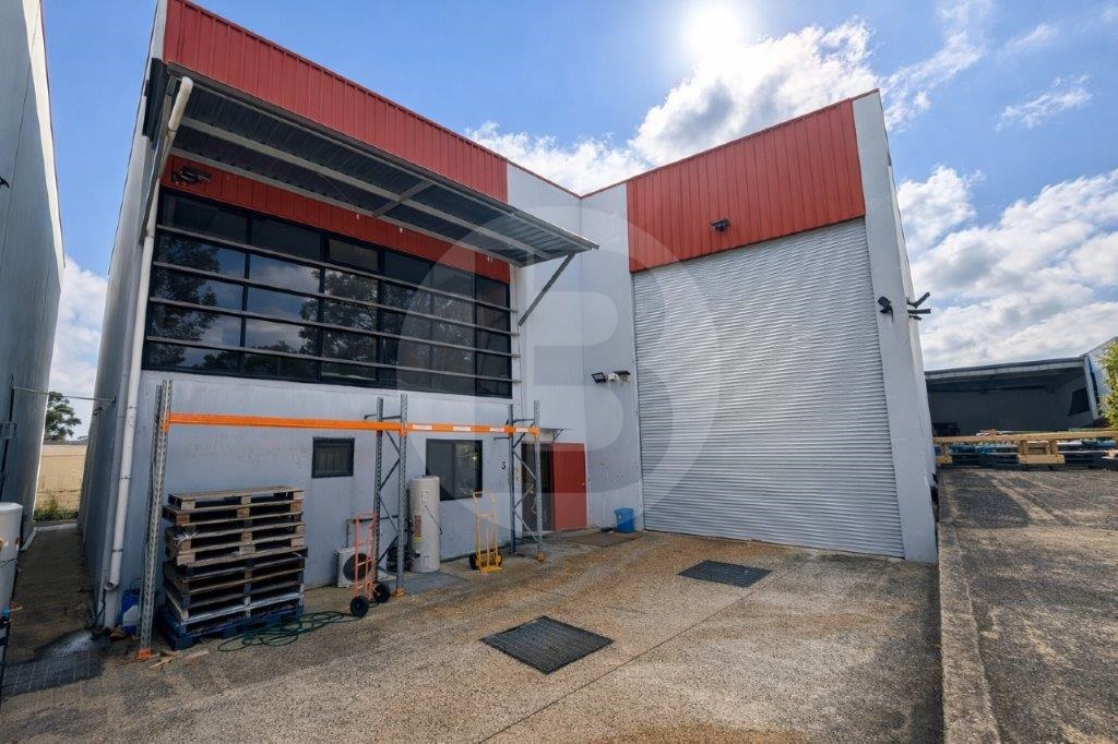 MODERN WAREHOUSE IN SECURED TRIPLEX