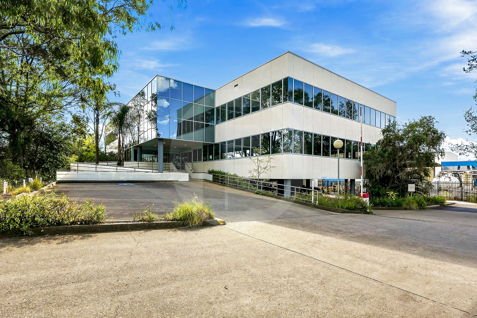 1ST FLOOR OFFICE SPACE CLOSE TO TRANSPORT