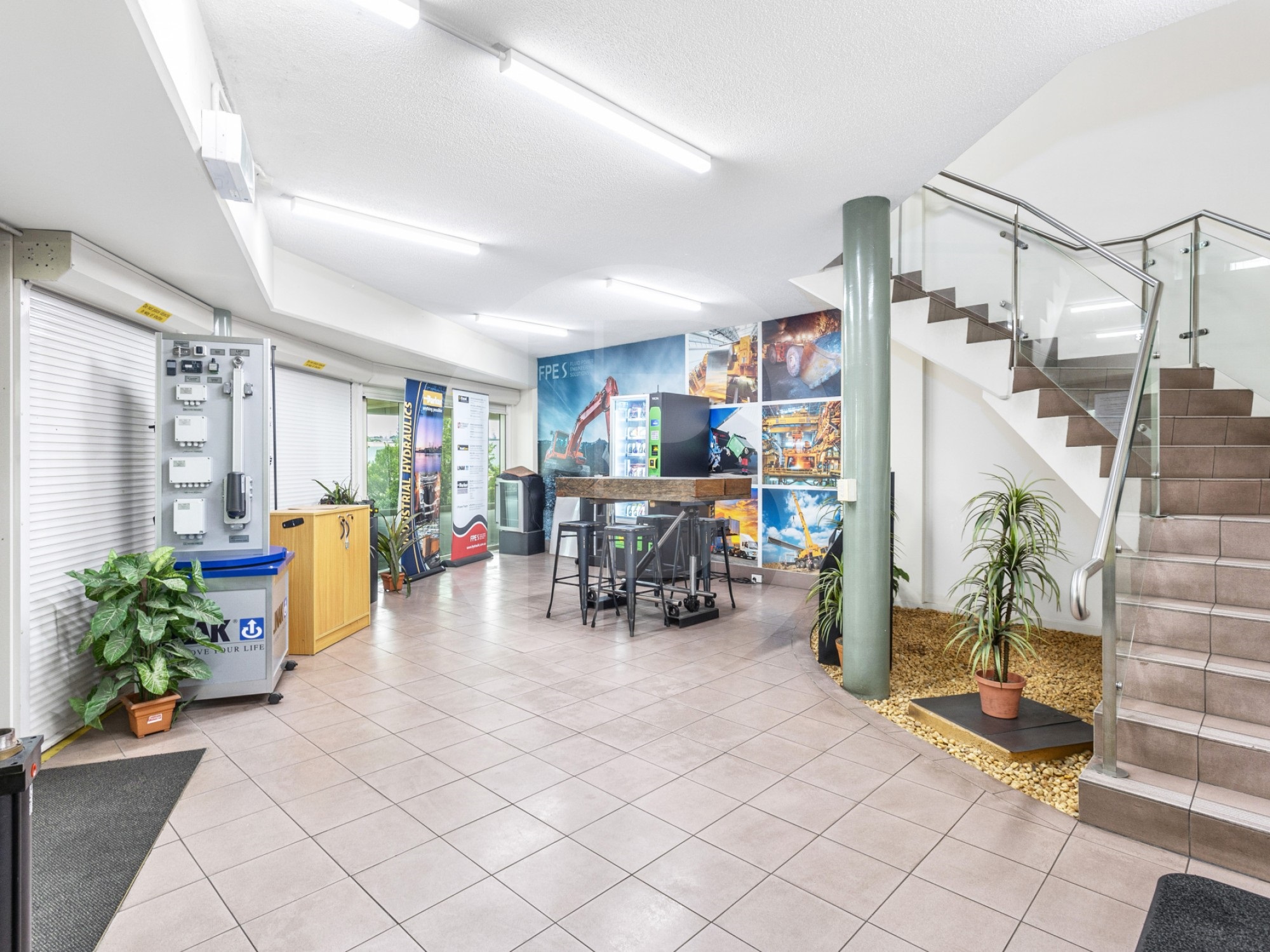 OUTSTANDING CORNER POSITION – BUILDING – 1404SQM OUTSTANDING CORNER POSITION – BUILDING – 1404SQM
