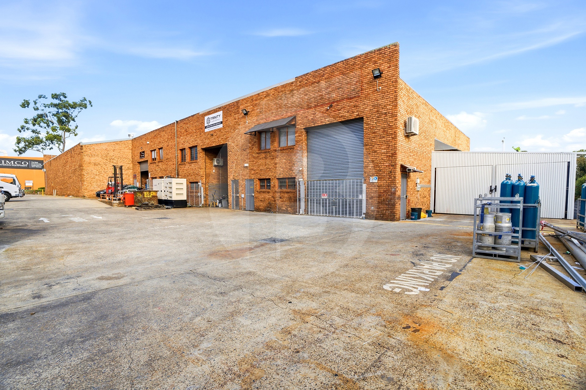 FUNCTIONAL HIGH CLEARANCE WAREHOUSE WITH YARD